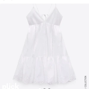 Zara klänning - Knappt använd klänning, inte riktigt min stil! Storlek m men sitter bra på mig som har S. Ena bandet är lite trasigt men inget man tänker på