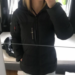 Sail racing jacka  - Super fin vinter jacka i storlek S som håller dig varm! Endast använd en vinter. jätte fint skick och inga skador alls. Köpt på stadium för 2800kr.