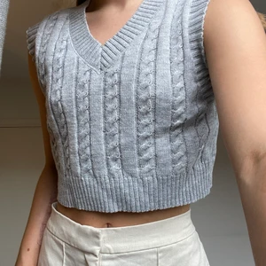 Stickad grå väst - En stickad grå väst som är croppad. 100% acrylic. Tvättas i 30°C. ✨