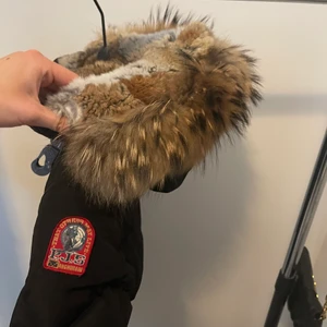 Parajumper longbear - Har haft denna under 2 vintrar och är i väldigt bra skick, används dock inte längre. Storlek xs och sitter bra på mig som är 167cm. Har tyvärr inte kvar kvitto men den är köpt från johnells men har QR-kod. Fri från rök. Skriv för mer info.