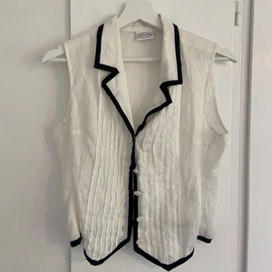 Väst - Super fin, köpt secondhand men hade lapparna kvar. Jag har aldrig använt den utan endast testat. I ett linne tyg, kanterna är mörkblå. Köparen står för frakten📦❤️