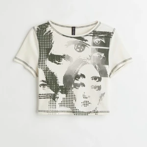 Croppad topp - Köpte denna topp från h&m tidigare iår men inte fått användning av den. Skicka dm ifall du har några frågor💕 