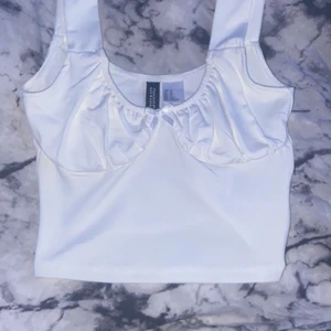 vit linne  - Ett oanvänt vitt linne med rosett i storlek XS från H&M💕