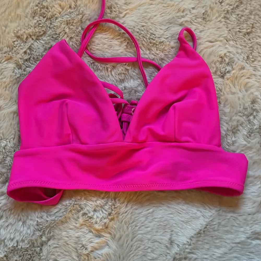 En rosa bikinitopp, den har en knytning i ryggen som går i kors, därför svår att visa. 💗 säljer INTE på köp nu!!💞💞. Övrigt.