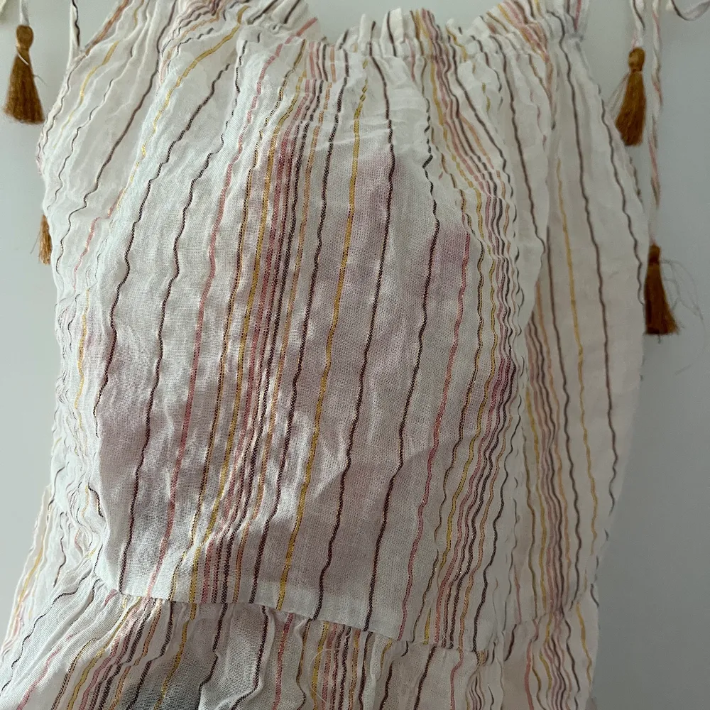 Söt strandklänning från primark, lite genomskinlig (se bild 2). Fint glitter i klänningen . Klänningar.