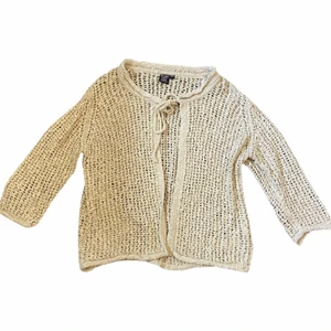 Kofta - Jättesöt stickad kofta som är köpt second hand men aldrig använd. Färgen är beige.