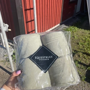 Equestrian Stockholm  - Gröna equestrian Stockholm lindor 4 meter. OBS lindan på bilden är otvättad de tvättas innan de skickas iväg. Kom prov för fler bilder och mer information. Säljer ett schabrak i samma färg så om båda sälja till samma ägare blir det ett billigare paketpris