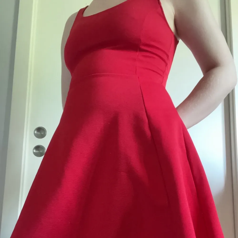 Röd klänning från HM i storlek 36. Jag är 158cm och den går mig till cirka 1dm över knäna . Klänningar.
