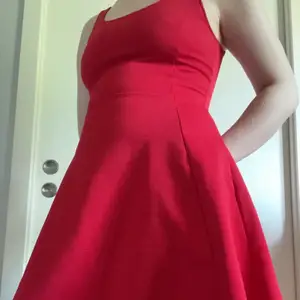 Röd klänning från HM i storlek 36. Jag är 158cm och den går mig till cirka 1dm över knäna 
