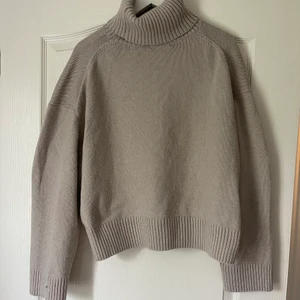 Stickad tröja  - Beige stickad polotröja 