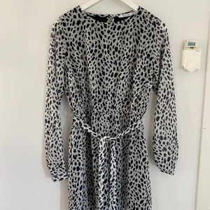 En sommar klänning  - En söt sommar klänning med ett midje band som du kan ställa in som du vill!💗