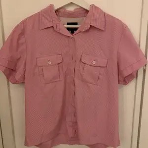 Kortärmad skjorta från Mckinley i rosa och vit rutigt mönster. Skjortan är i storlek 44 men passar även på en XS-S-M. Skjortan är i ett bra skick.
