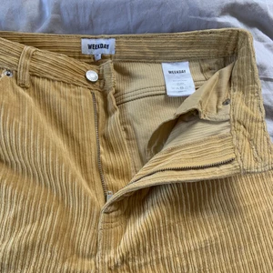 Manchesterbyxor  - Gula Manchester byxor ifrån Weekday  Hög midja och utsvängda ”raka” ben lite stretch i materialet. Storlek 36  Lite för tighta på mig i nuläget därav säljer jag dem 