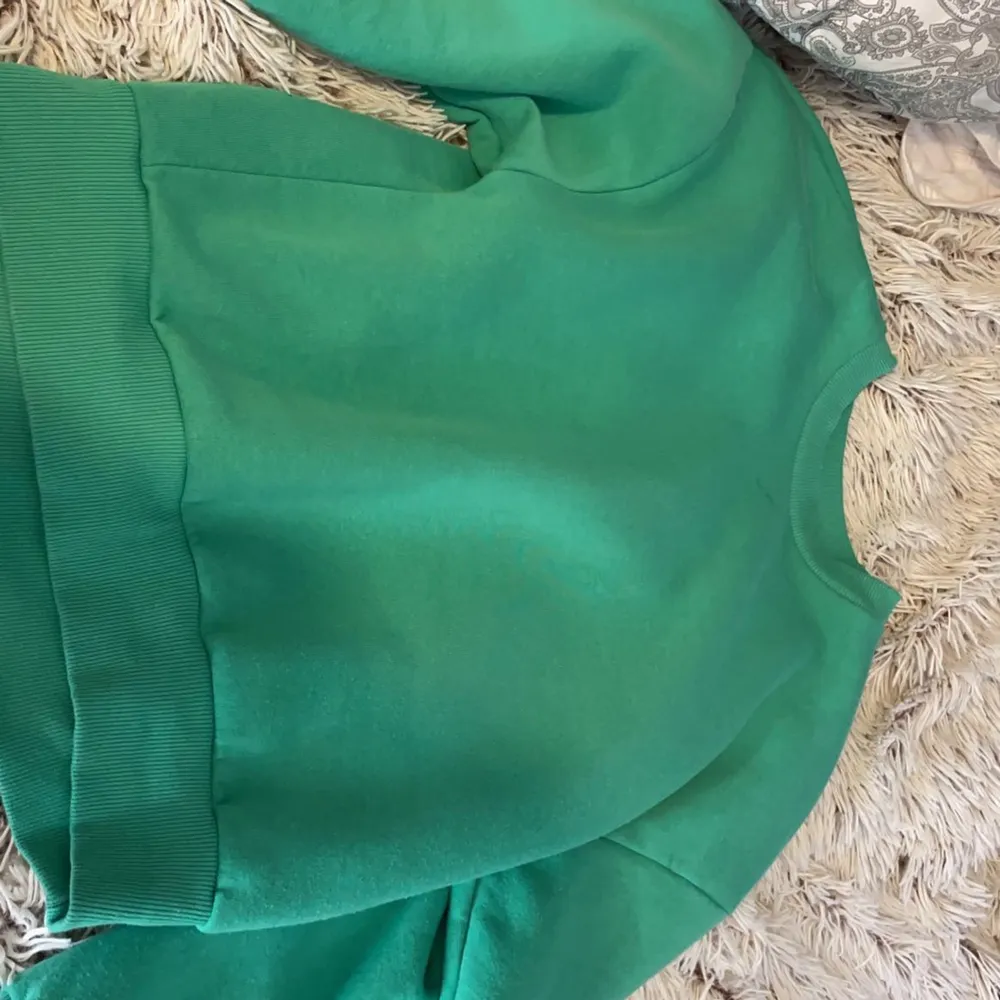 Sköljer den här gröna jätte mysiga sweatshirten från Gina tricot . Har använt en gång så inga defekter ❤️. Tröjor & Koftor.
