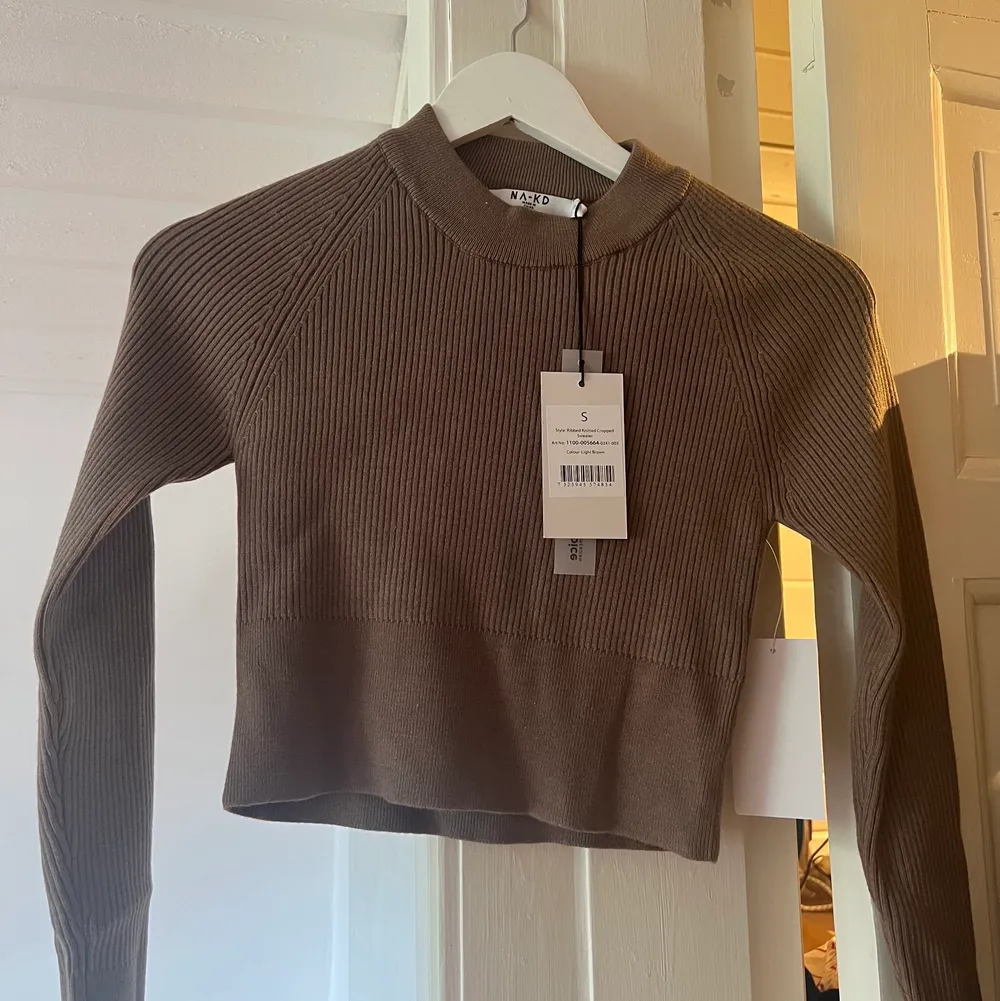 Säljer Ribbed Knitted Cropped Sweater från Nakd i storlek S, aldrig använd🤎. Tröjor & Koftor.