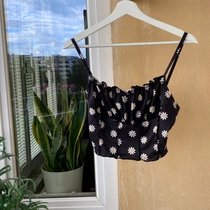 Blommig topp - Oanvänd. Kan hämtas i Telefonplan alternativt fraktas och då står köparen för frakt 🌸