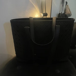 Stor handväska  - Även denna väska har väldigt mycket utrymme med dragkedja uppe så inget åker ut. På väskan så finns det ett mönster som gör en väldigt snygg detalj. Vid frågor eller mer bilder hör av dig!☺️🙌🏼