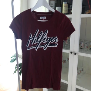 Hilfiger tröja  - En Hilfiger T-shirt, storlek S, är lite slitningar på trycket men är annars i väldigt fint skick 