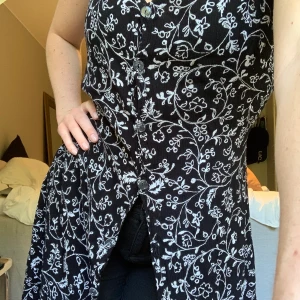 Svartvit klänning/topp  - Så fin klänning som köpts secondhand, också jättefin att knäppa upp och använda som topp över byxor. Kan knytas där bak. Frakt tillkommer🥰