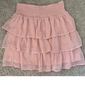 Säljer den här söta kjolen som köptes på plick denna sommar! Lånad bild men kan skicka fler på privat❤️ 