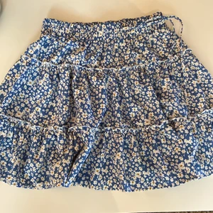 Blommig blå kjol  - Blommig kjol med snören från shein storlek xs 