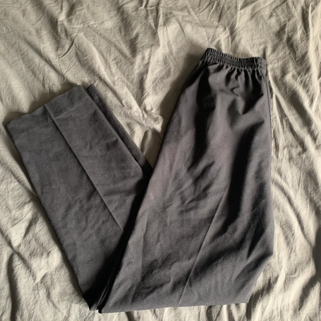 Gråa kostymbyxor  - 90