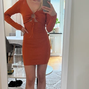 Zara klänning  - Endast använd en gång, väldigt fint skick. Nypris 400kr. Storlek S, normal i storlek. 💛 från zara 