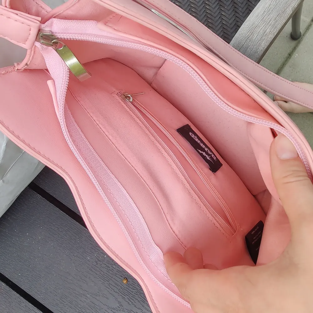Jättesöt knappt använd handväska! Allt funkar som det ska på den 😊 . Väskor.