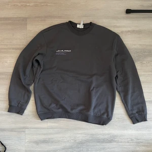 Cool grå sweatshirt - Mörkgrå sweatshirt med ett tryck på en blomma