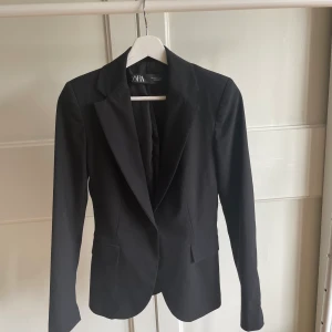 Svart blazer - Säljer denna fina kavaj på grund av flytt. Den är i storlek 34. Köpt för ca 400-500kr, säljer för 150kr. Kan skicka men köparen får stå för frakten. kan annars mötas i Malmö :)