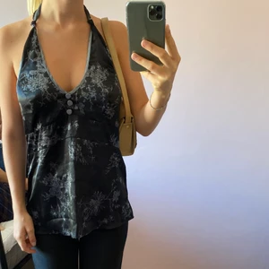 Fin halternecktopp - Fin halternecktopp! Fint skick! Modellen är 166cm och har oftast S i toppar och XS i byxor
