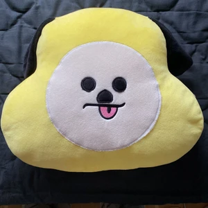 Chimmy kudde - Bt21 Chimmy kudde i gott skick<3 Köptes för 285kr. ((freebies ingår:))  