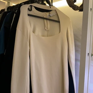  Beige zara tröja  - Säljer denna super söta beigea tröjan från zara i storlek M. Säljer för 190 +66 kr frakt💞 skriv privat vid intresse 💕