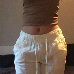 Linnebyxor - Säljer mina helt nya linnebyxor i stl XS (passar även S). Raka i benen och låg midja. Fickor där framm. Snörning i midjan. Sitter bra på mig som är 173cm lång. Aldrig använda dvs nyskick. Hör gärna av er vid frågor eller funderingar. Pris kan diskuteras☺️