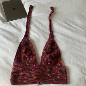 Egenvirkad topp - Croptop som jag virkat själv! Knyts bakom nacke och i rygg och går att spänna/göra lösare i ryggen. Gjort på superfint och mjukt garn! Passar XS/S