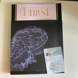 (G)i-dle I Trust Kpop Album - Bra skick, man får allt som kom med. Du får välja ETT photocard på båda bilderna, inuti albumet ingår det en Minnie Poster och Minnie bildbok :)