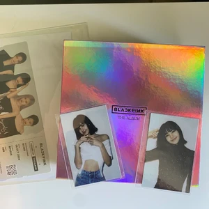 Blackpink The Album Kpop - Har tyvärr blivit solskadad och den rosa färgen har blekts ut, annars är det i bra skick. Man får med allt som jag fick i albumet + en preorder gåva där postern e jennie :)