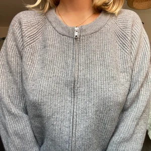 Grå tröja - Grå ”stickad” tröja med dragkedja från BikBok. Använd men i gott skick! Dragkedjan är lite trög men fungerar.
