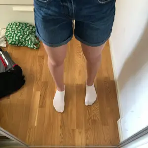 Mörkblåa lite längre shorts. Haft dom ett år och säljer för att dom inte längre kommer till användning. köparen står för frakten- 40