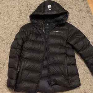 Sail Rack jacka - Svart Sail Racing jacka i perfekt skick. Köptes för 3000, säljer för 800kr. Storleken är S/160cm. 