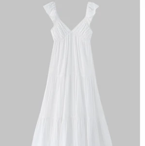 Lång vit klänning - Säljer världens finaste långa klänning från Pull&Bear som är köpt är oanvänd😻 Lånade bilder hör av er om ni vill ha fler bilder på den!  Den är stl 38 men passar mig som har xs-s också❤️