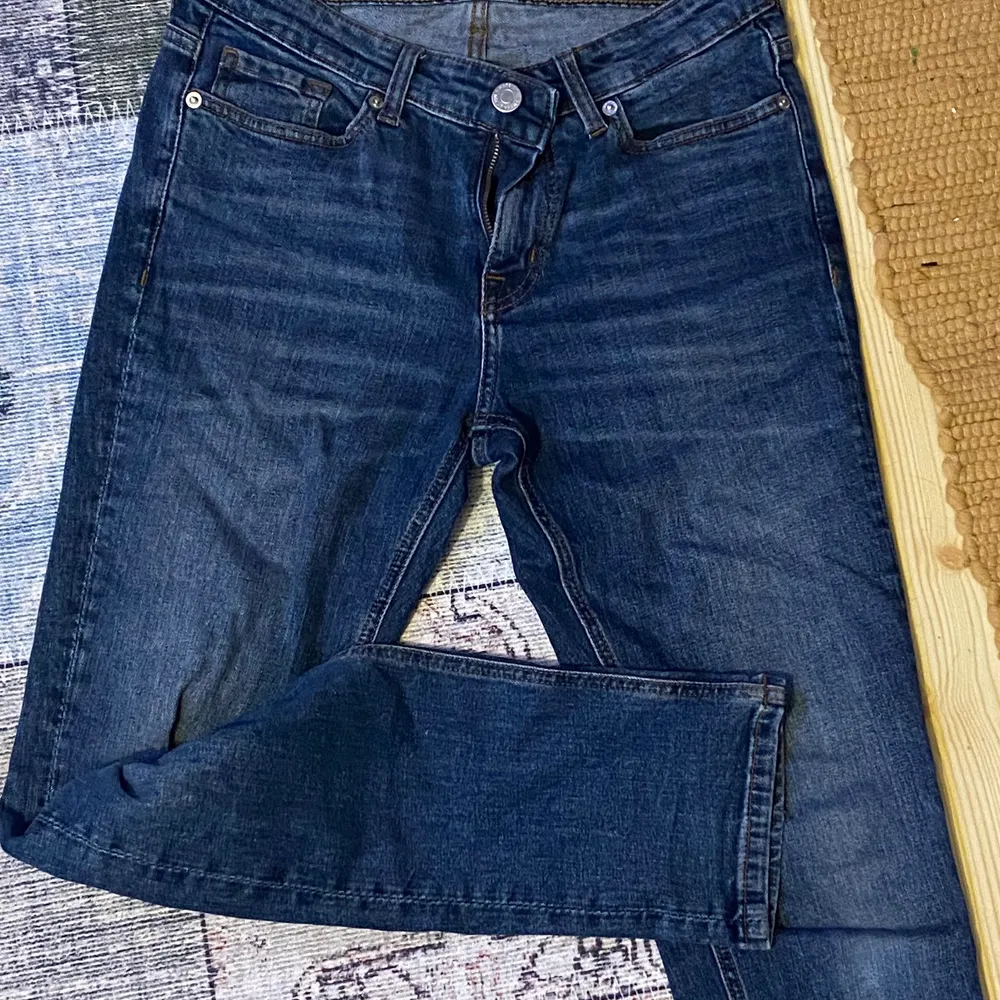 Ett par jeans som är slim men som även är snygga oversized för S/m. Säljs då jag inte använder dem.. Jeans & Byxor.