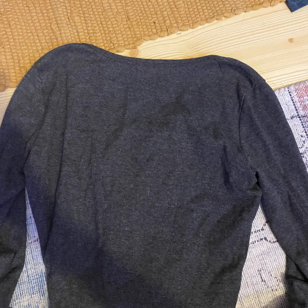 Supercool tröja från Emmiol med rhinestones. Jätteskönt material. Säljes då jag inte använder den längre.. Toppar.