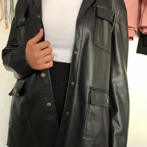 Läderjacka  - En svart Jätte tjusig läderjacka från only. Endast använd ett par gånger, ser dock helt ny ut!!👌🏽👌🏽