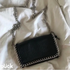 Svart tiamo väska stl S - Säljer en svart tiamo väska stl S för 100 kr ink frakt, köpte för 450kr, den har smink på insidan av väska då min smink palett gick sönder i väskan, inget man kan se på utsidan och inte speciellt mycket på insidan, skriv privat om bilder elr information!💗