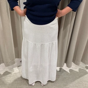 Vit Långkjol  - Jätte fin långkjol ifrån Lindex. Väldigt fint skick, som ny. Köpt för 499kr.❤️ slutsåld! (Egna bilder)