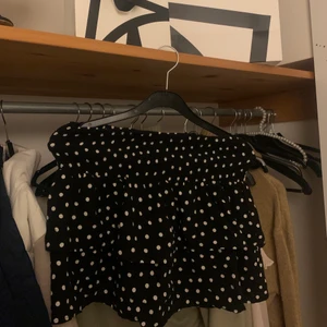 Kjol xs - Säljer denna volangkjol som är köpt i en strandbutik i Spanien ! Sjukt snygg i strl xs