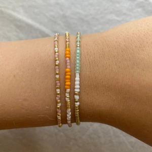 Pärlade armband  - 30:- styck Gratis frakt   Minimalistiska armband som passar med allt🫶🏻💕
