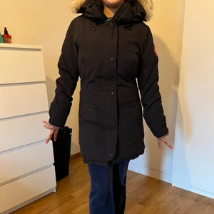 Canada goose jacka  -  Kvinna, storlek xs men funkar som s också eftersom man kan justera hur tajt det är runt midjan, äkta päls som ingår med jackan och äkta Canada goose jacka, den är endast använd under en vinter vilket innebär att det är i bra skick