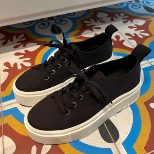 Sneakers vagabond - Felbeställda skor därav aldrig använda! Nypris 999 kr. Frakt står köparen för